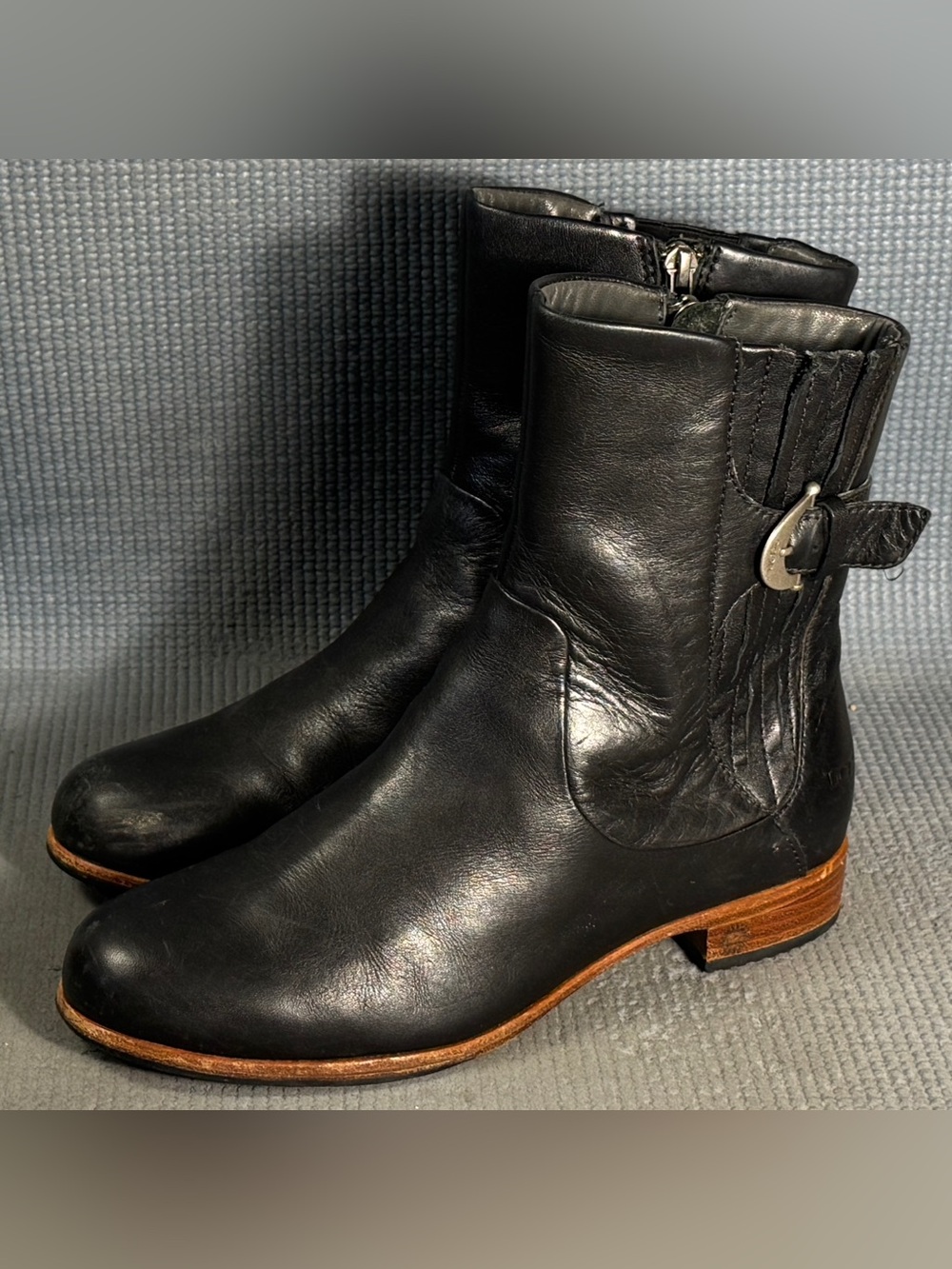 UGG Australia Finnegan Black Leather Boots Women’s Size 6.5